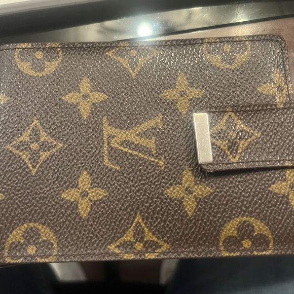 Like New & 100% authentic Louis Vuitton Unisex Wallet. Great for cards & money. - Picture 5 of 12